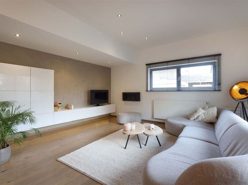 Stijlvolle energiezuinige open bebouwing met zuidgerichte tuin én aparte bureauruimte in residentiële omgeving<br />
<br />
Omgeving:<br />
+ Rusti
