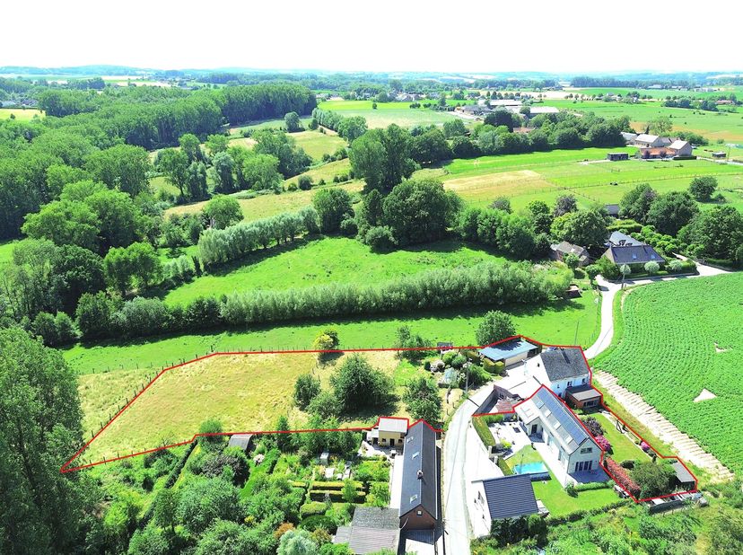 Deze totaal te renoveren ruime woning met in totaal 3850m² grond heeft heel wat te bieden. Zo is er de unieke rustige ligging in een doodlopende straa