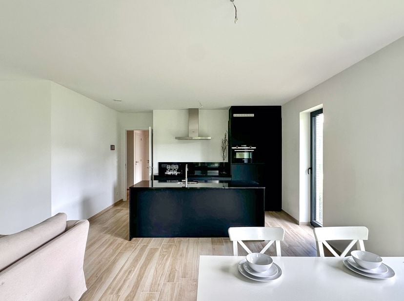<br />
<br />
<br />
<br />
OPENDEUR OP 29 JUNI 2024! <br />
Dit tijdloze en warme appartement bevindt zich in 1 van de 3 CO2-negatieve, bijna-energie