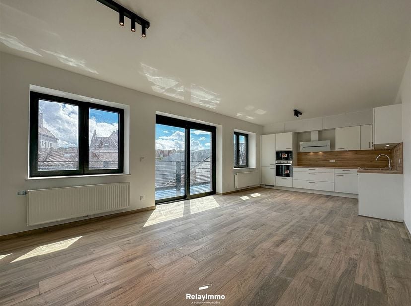 Appartement deux chambres et terrasse entièrement rénové sur la Grand-Place de Tournai ! <br />
<br />
Hall d'entrée, WC séparé, une chambre avec me