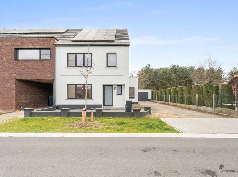 Bienvenue dans la Putstraat à Tessenderlo, où cette propriété entièrement rénovée vous offre une combinaison parfaite de confort, d'espace et d'emplac