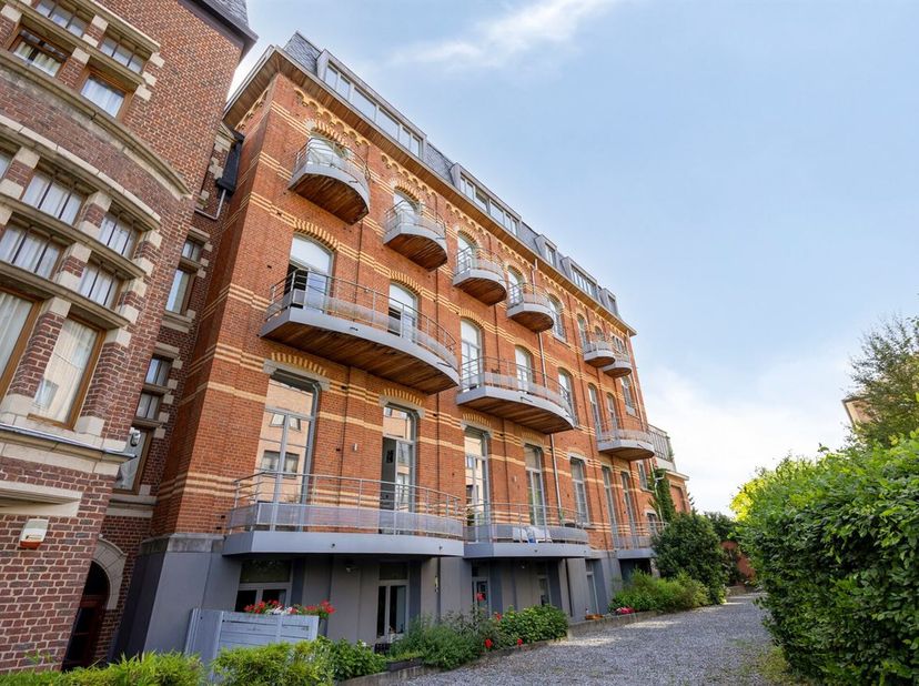 Prachtige Quadruplex +/- 220 m² bewoonbare oppervlakte met 2 parkings in doodlopende rustige wijk. Het appartement (quadruplex) bevat 4 verdiepen met: