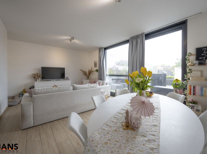 Dit recent appartement, gelegen op de eerste verdieping met lift, biedt een comfortabele en praktische indeling op een aangename locatie.<br />
Bij he