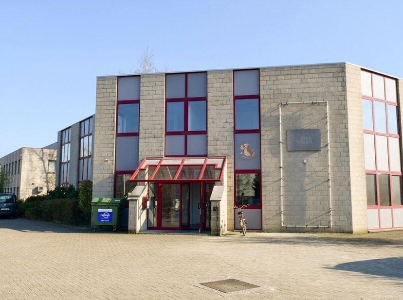 643m² kantoor op het gelijkvloers en verdiep (opsplitsbaar vanaf 151m²)<br />
Ligging: op hoek Wayenborgstraat en Zandvoortstraat in industriezone Mec