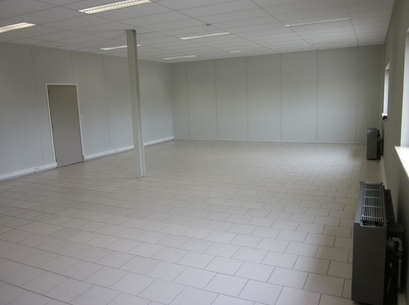 Ligging: Kantoorruimte S05 van 45m² Filevrij gelegen te 9130 Beveren-Verrebroek, Kieldrechtsebaan 51 langs de N49/E34  Expressweg Antwerpen-Zelzate Re