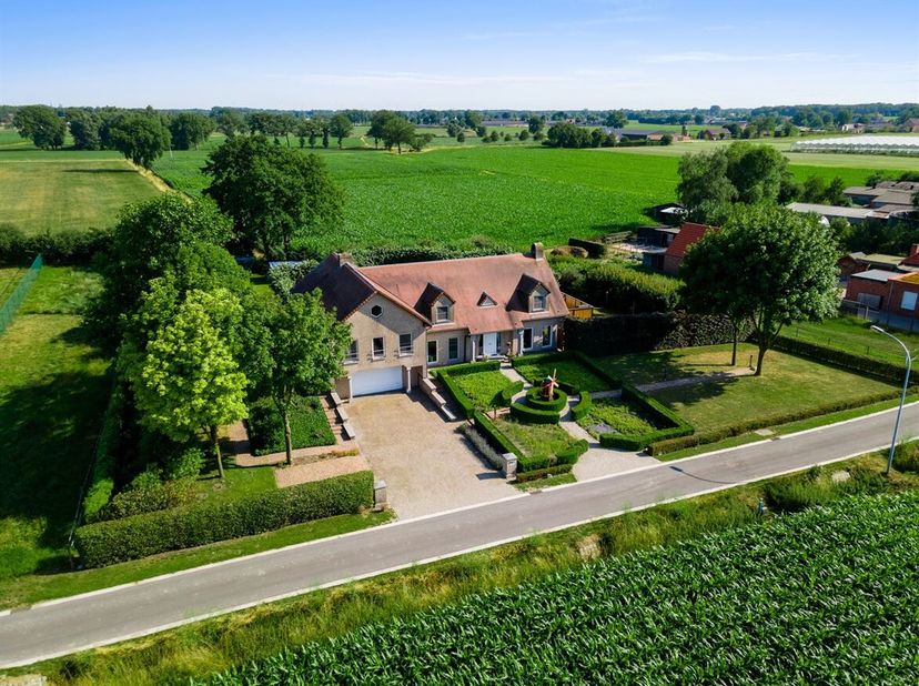 Landelijk gelegen split level villa op mooi perceel van 2820 m²<br />
We betreden de woning via een centrale inkomhal met gastentoilet die doorgang bi