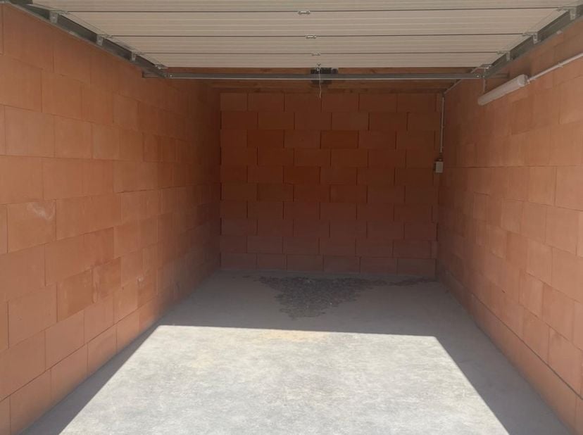 In de Stationsstraat, bij 'Residentie Scarpato' , pal in het centrum van Kortemark, treffen we hier verschillende garages te koop.<br />
Mogelijkheid