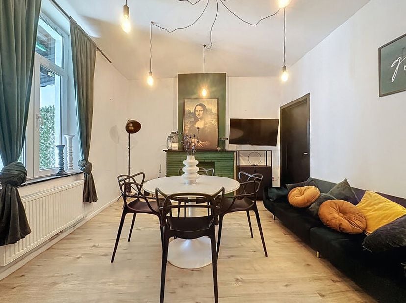 Agréable maison mitoyenne rénovée (+/- 149m² d'après PEB) 3 à 4 chambres avec grande terrasse (+/- 44m²) et jardin bien située à Seraing, à proximité