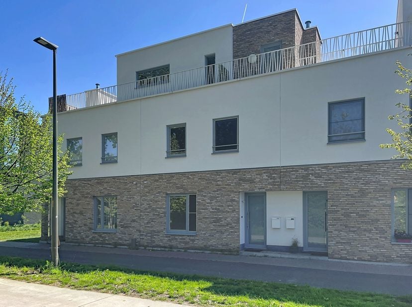 In het rustige en kindvriendelijke Muizen bevindt zich deze moderne, instapklare gezinswoning met aangelegde tuin en terras.<br />
De tuin is achteraa