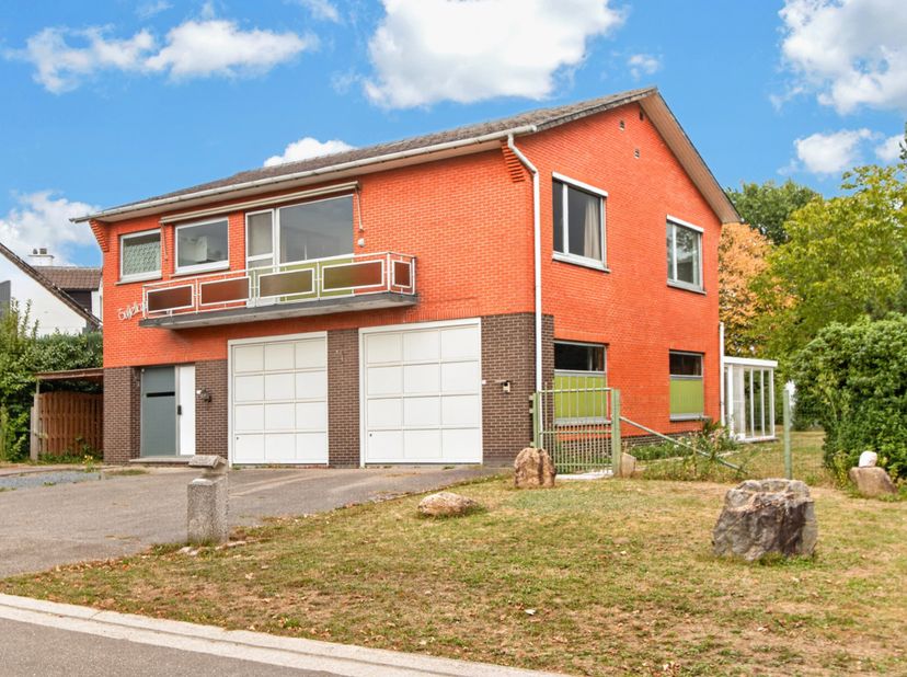 OPEN BEBOUWING op 9a 02ca + 4 SLK + 2 TERRASSEN + GROTE DUBBELE GARAGE + WERKPLAATS + TUIN + VEEL PARKING<br />
Deze ruime open bebouwing ligt in een