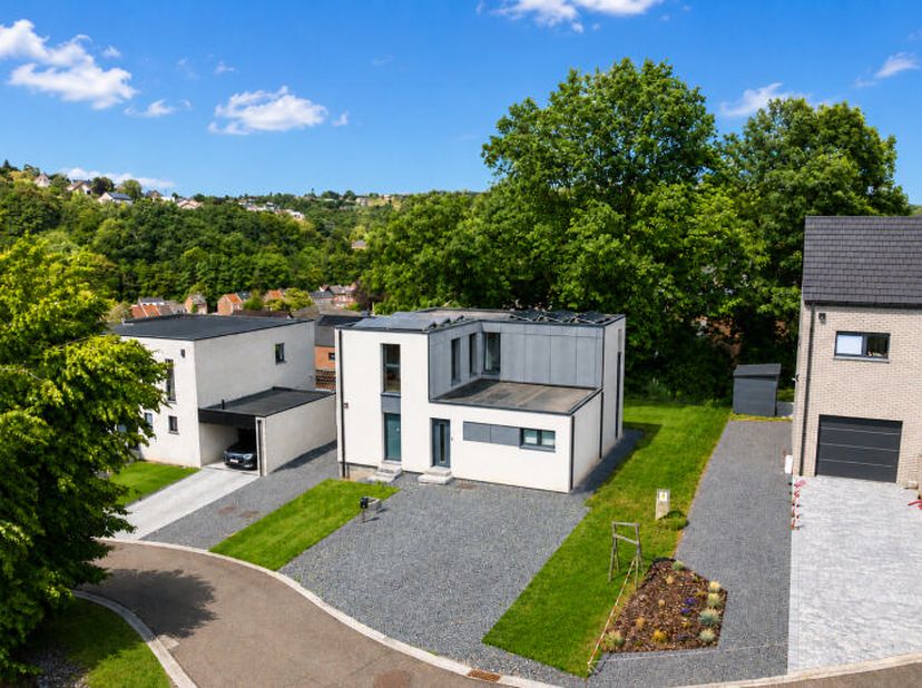 Nouvelle construction de 2022 (+/- 177m² d'après PEB) 4 chambres avec bureau, terrasse et jardin bénéficiant d'une situation privilégié dans une rue s