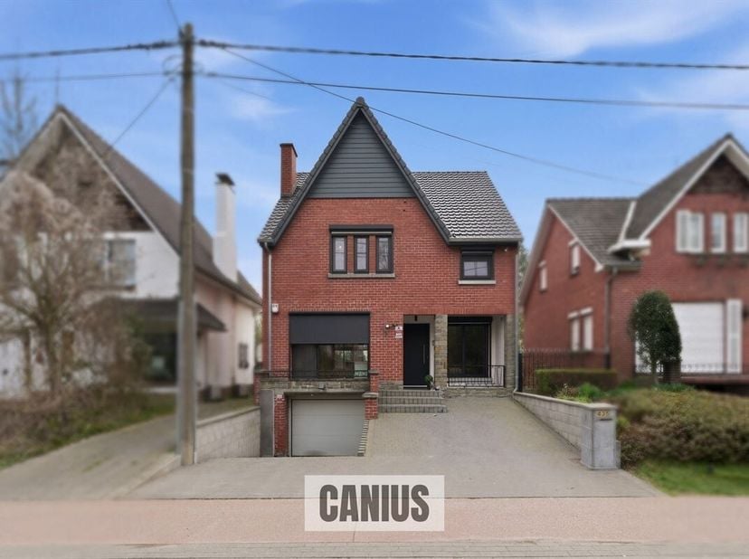 GERENOVEERDE OPEN BEBOUWING MET VIER SLAAPKAMERS<br />
Deze prachtige vrijstaande woning uit de jaren 60 onderging in 2024 een grondige en kwalitatiev