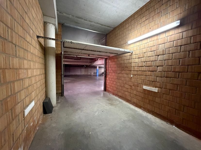 Vlot inrijdbare garagebox met een kantelpoort gelegen op -1 niveau in het garagecomplex van Residentie Neoportus. Zeer centraal gelegen in Nieuwpoort-