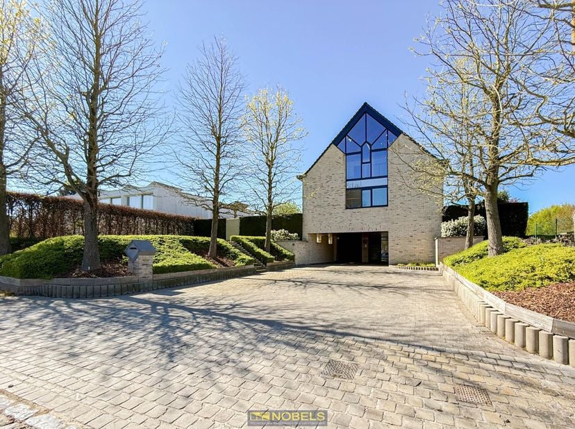 <br />
<br />
Veelzijdige open bebouwing met RUIME LEEF- EN WERKVOLUMES, LICHTRIJKE RUIMTES en RUSTIGE LIGGING in het landelijke Mater (Oudenaarde). O