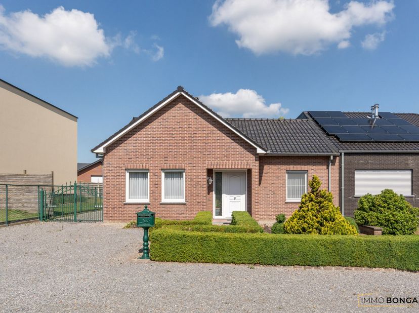 Deze halfopen woning is gebouwd in 1997 en is rustig gelegen op een perceel van 4a29ca langs de Nielerstraat in Dorne (Maaseik). <br />
<br />
De woni