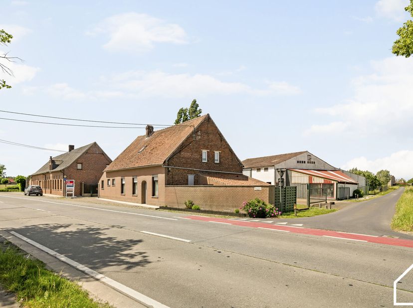 WONING MET GROTE LOODS TE KOOP IN HARTJE VAN LANGEMARK<br />
<br />
ONTDEK DE VASTGOEDVIDEO; https://youtube.com/embed/Y_VuwcqTvOY<br />
<br />
Indeli