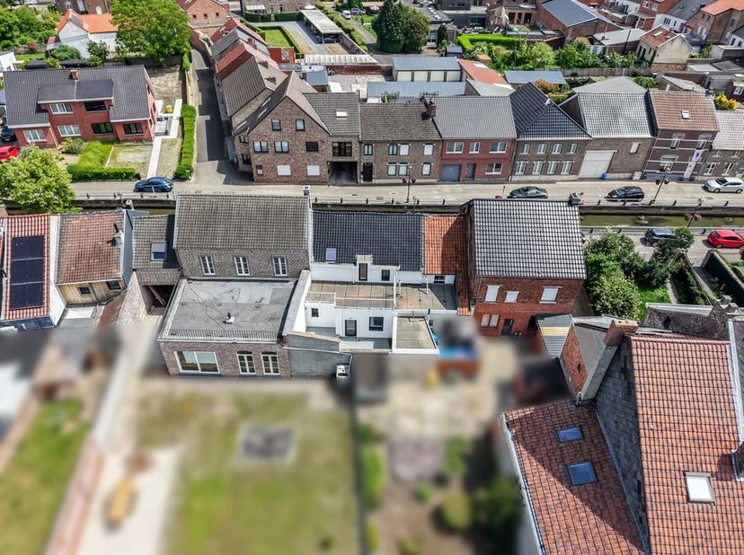 <br />
We vinden deze gerenoveerde rijwoning terug in de Schipstraat ter hoogte van nummer 8 te Zoutleeuw. Over de ligging kunnen we niet anders dan l
