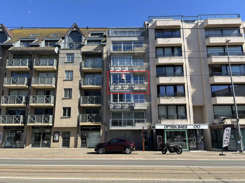 Dit modern appartement bevindt zich in een recent gebouw in het hart van Sint-Idesbald (Koksijde). Gelegen in het commercieel centrum en op enkele sta