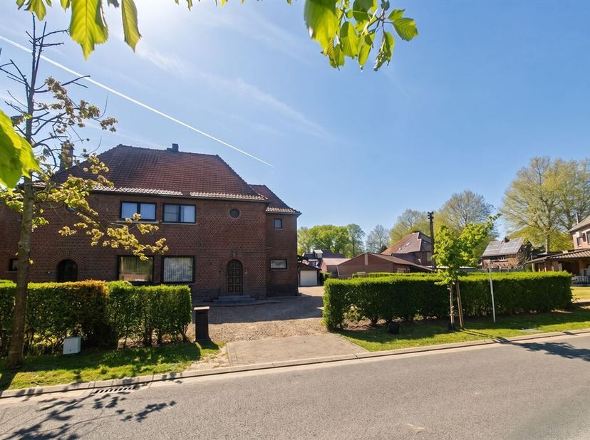 Welkom in deze charmante mijnwerkerswoning, gelegen in het rustige en groene gedeelte van de Cité te Maasmechelen, aan de Lijsterbessenlaan 17.<br />
