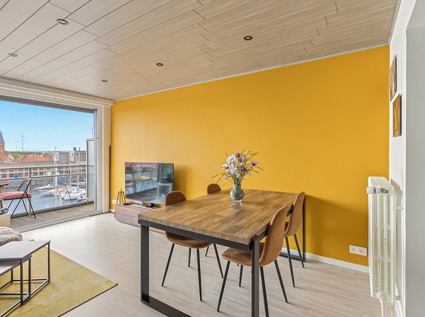 Aan de jachthaven van Zeebrugge verkopen wij dit vernieuwd appartement voorzien van 2 kamers en een terras. Vanuit het appartement kunt u genieten van