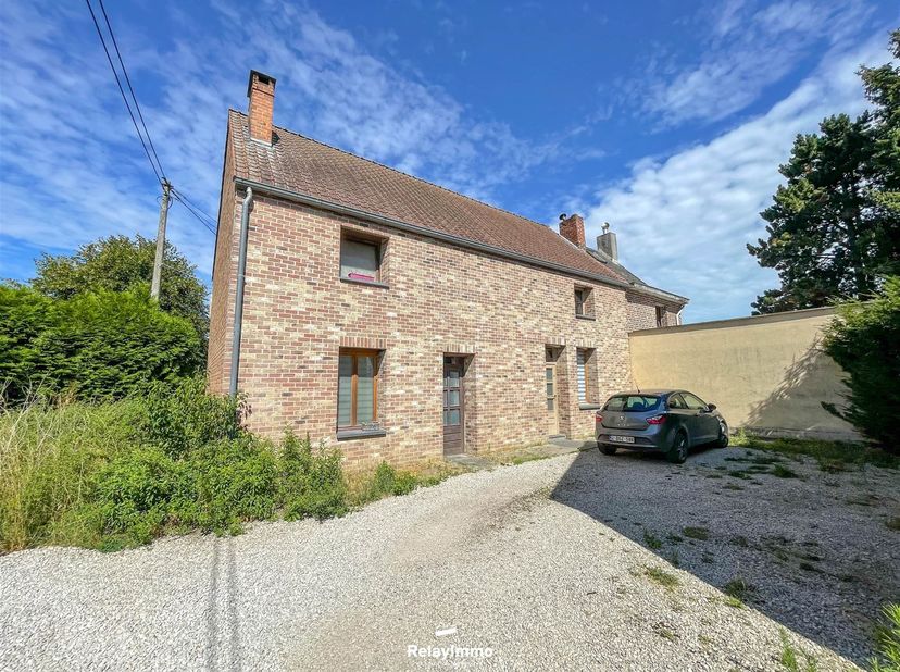 Ensemble immobilier comprenant deux logements <br />
Rue du Village n°34 - Maison actuellement occupée par un locataire <br />
Living comprenant sal