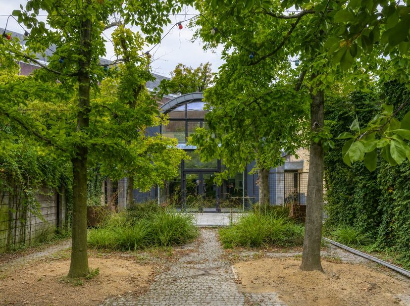 Bent u op zoek naar een bijzondere stek, een slimme investering of een comfortabele uitvalsbasis in Gent? Deze pas gerenoveerde, instapklare unit comb