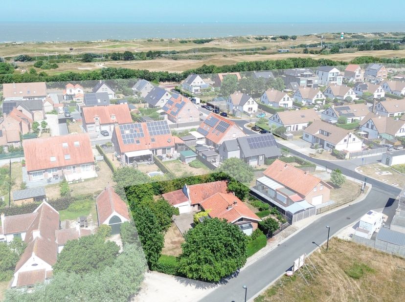 Deze charmante bungalow in het rustige Vosseslag combineert authenticiteit, ruimte en veelzijdigheid op een mooi perceel van 871 m², vlak bij de kust