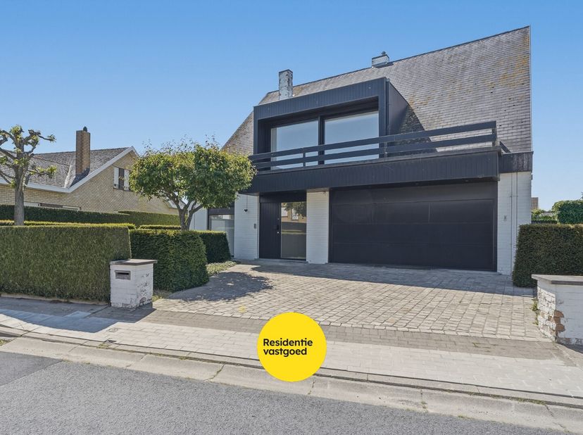 Rustig gelegen alleenstaande woning met prachtige tuin op een perceel van 980 m² in een residentiële woonwijk te Eernegem. Deze ruime gezinswoning bes
