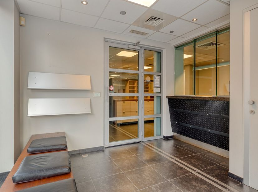Dit polyvalente handelspand is uitstekend gelegen in het centrum van Geel, in een straat parallel aan de Nieuwstraat. Dankzij de centrale ligging bevi