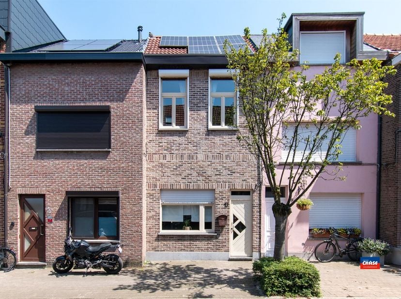 HOBOKEN | CHARMANTE, INSTAPKLARE RIJWONING MET DRIE SLAAPKAMERS EN GROTE TUIN OP EEN TOTALE GRONDOPPERVLAKTE VAN 235 m² | EPC B | <br />
Indeling als