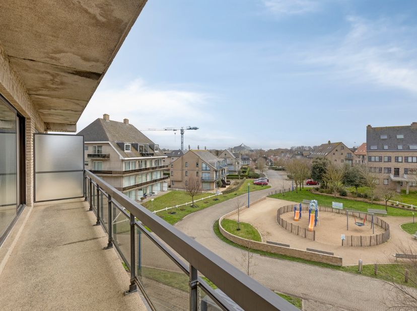 Op de derde verdieping van residentie 'Zandstuyver', gelegen te Koksijde-Bad, bieden we u dit fraaie éénslaapkamerappartement aan. Dit goed onderhoude