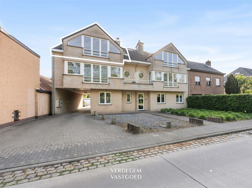 Ligging<br />
Dit ruim appartement geniet van een uitstekende ligging in een kleinschalige residentie, op wandelafstand van scholen, openbaar vervoer
