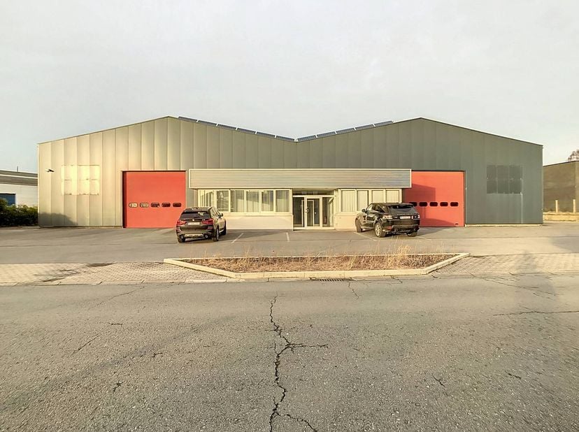 Bedrijfsgebouw van ca. 1.995m² gelegen in de industriezone Nijverheidsstraat - Meentak te Meulebeke. <br />
<br />
Private ruime oprit aanwezig.<br />