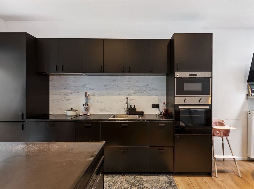 Gerenoveerde woning met 5 slaapkamers en grote tuin!<br />
<br />
Ligging:<br />
Deze volledig gerenoveerde woning bevindt zich in de Kapelstraat 2