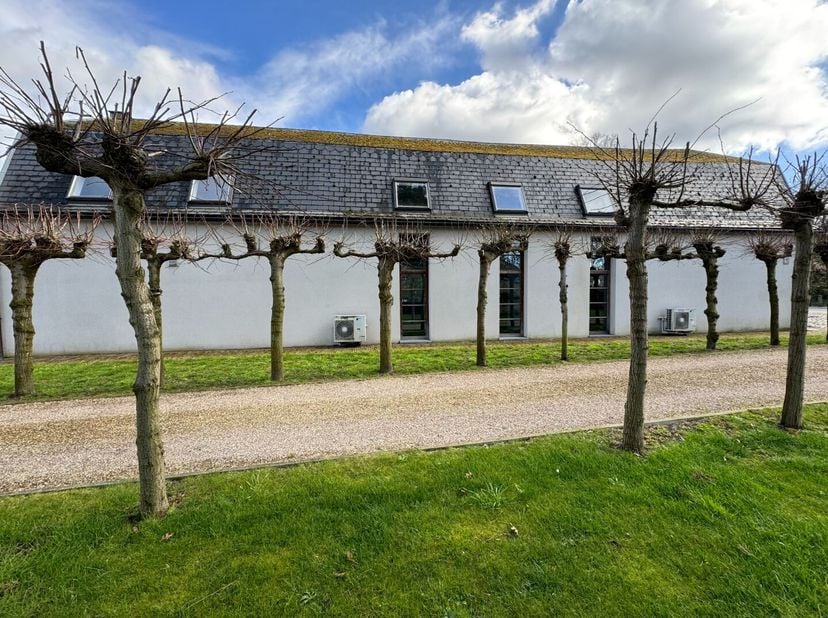 TE HUUR  SINT-MARTENS-LATEM.  Bent u op zoek naar een inspirerende en professionele werkomgeving in het hart van de Leiestreek? Deze prestigieuze kant