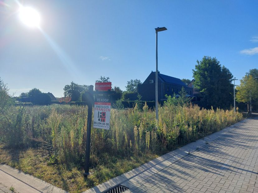 Mooie bouwgrond in prachtige verkaveling te koop (lot 15)!<br />
<br />
Deze bouwgrond, met een straatbreedte van 23 meter en 30 meter diep, levert ee