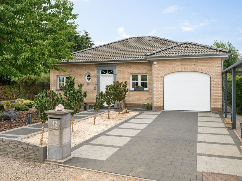 Gelegen in een rustige woonomgeving in Meensel-Kiezegem, deelgemeente van Tielt-Winge. De woning geniet van een vlotte verbinding via de E314 richting