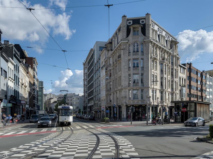Authentiek 2-slaapkamer appartement op toplocatie.<br />
Op de derde verdieping van een statig hoekgebouw aan de Mechelsesteenweg en de Britselei bevi