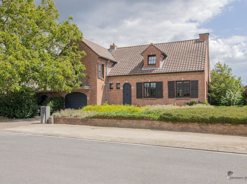 Ruime woning met min. 3 slaapkamers, polyvalente zolderruimte van 60 m² en zwembad.  <br />
Gelijkvloers: <br />
Inkomhal met apart toilet. <br />
Woo