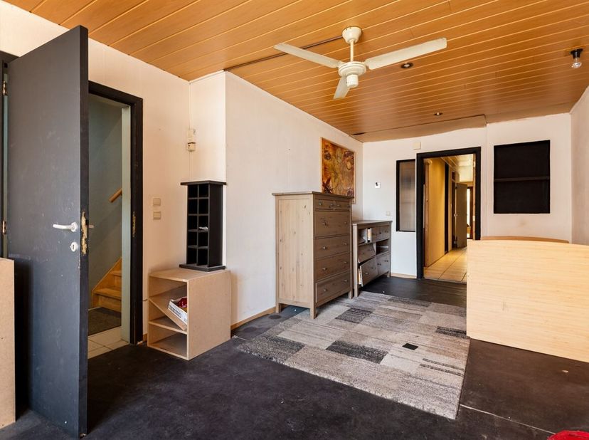 Ruime woning (+- 187m²) met 3 slpks en tuin <br />
Ontdek deze ruime eengezinswoning in de Tweemontstraat in Deurne, een buurt die bekendstaat om haar