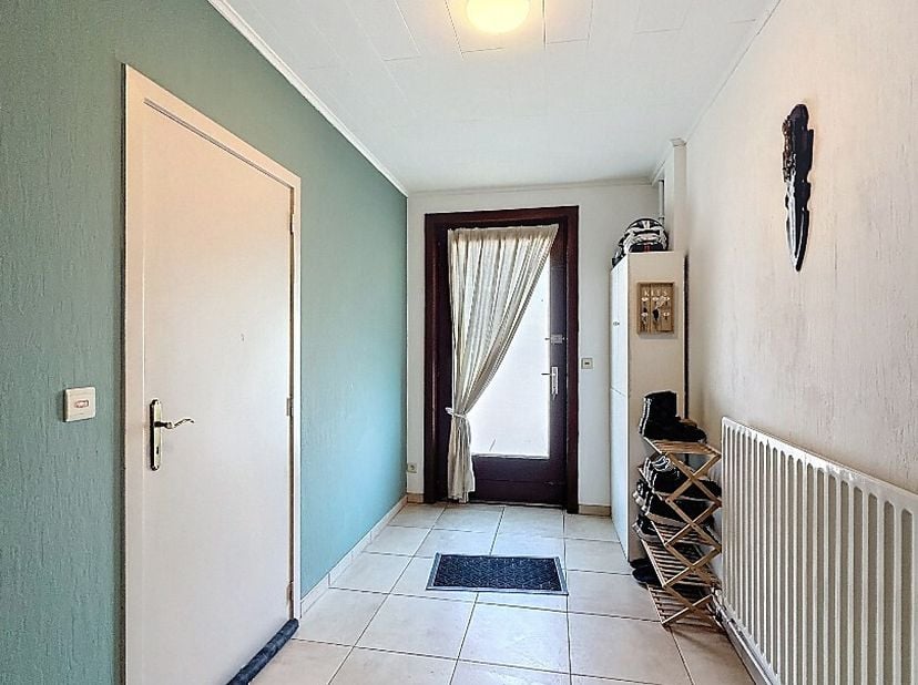 Dit gelijkvloers appartement bestaat uit: inkomhal - living - keuken - berging/wasplaats - toilet - bureau - 2 slaapkamers - badkamer met toilet - ter