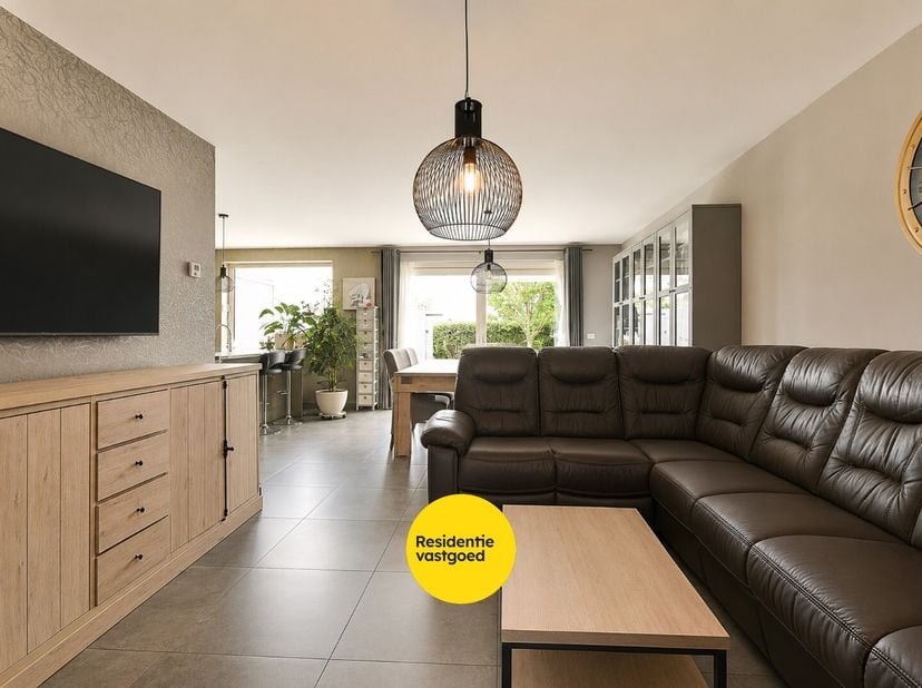 Welkom in de Groene-Herdersgoed 27 in Roeselare, een fantastische, energiezuinige woning gelegen in een rustige, residentiële wijk. Dankzij de gunstig