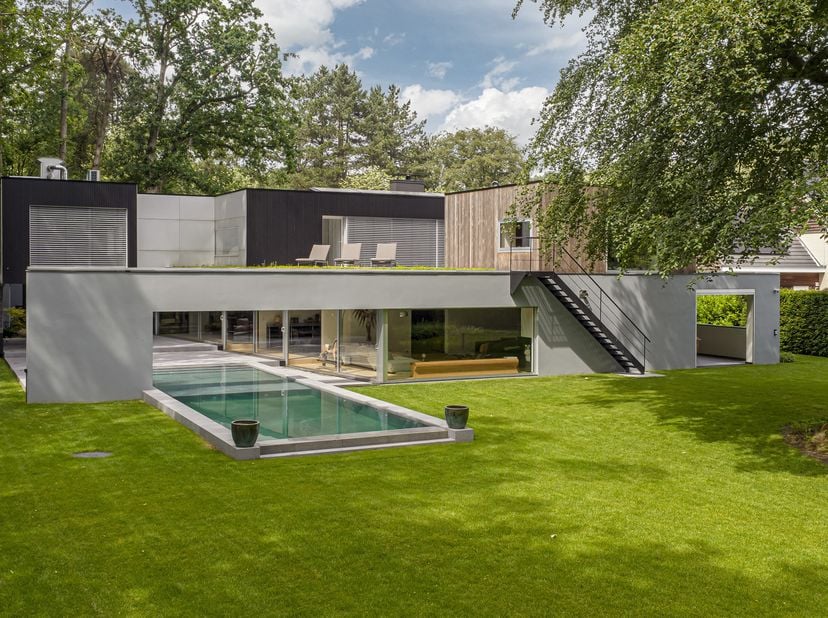 Deze architectenwoning is onder architectuur van architect Stéphane Beel gebouwd en in 2024-2025 volledig verbouwd alsook energetisch gebracht tot een