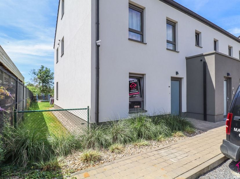 Superbe appartement neuf, situé au rez-de-chaussée d’un petit immeuble comprenant 4 entités, dans le centre de Morialmé.<br />
<br />
Il se compose