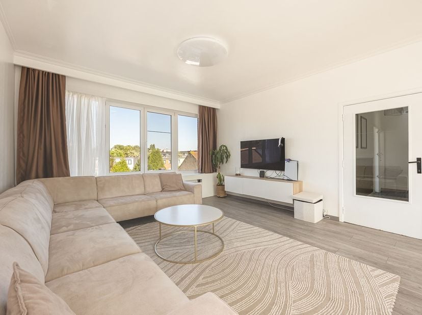 Op zoek naar een instapklaar appartement waar licht, ruimte en comfort samenkomen? <br />
Dit moderne appartement op de tweede verdieping ligt op een