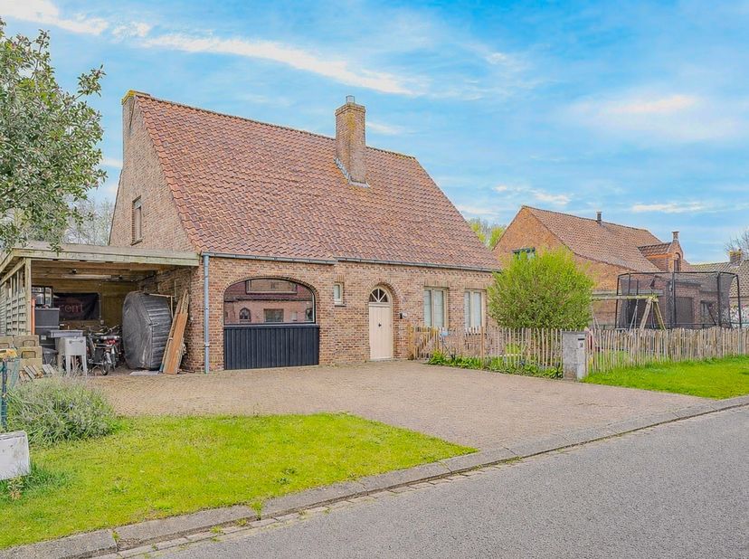Gerenoveerde alleenstaande woning op 637m² te Veurne! Ontdek deze ruime en volledig gerenoveerde open bebouwing, rustig gelegen in een doodlopende str