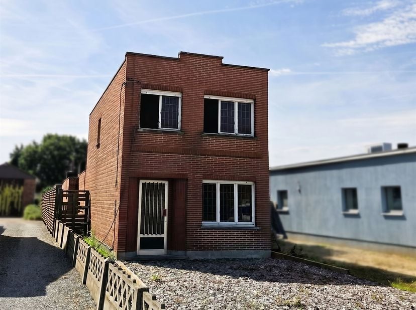 Bent u op zoek naar een woning die u volledig naar uw eigen smaak kunt renoveren en inrichten? <br />
Dan is deze vrijstaande woning in het landelijk