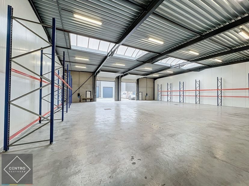 Andere beschikbare oppervlakten:&amp;nbsp; 245m² - 257m²<br />
<br />
Benaderende OPPERVLAKTEN:<br />
Magazijn: ± 454m²<br />
Parkeerplaatsen: ± 58m²<br /