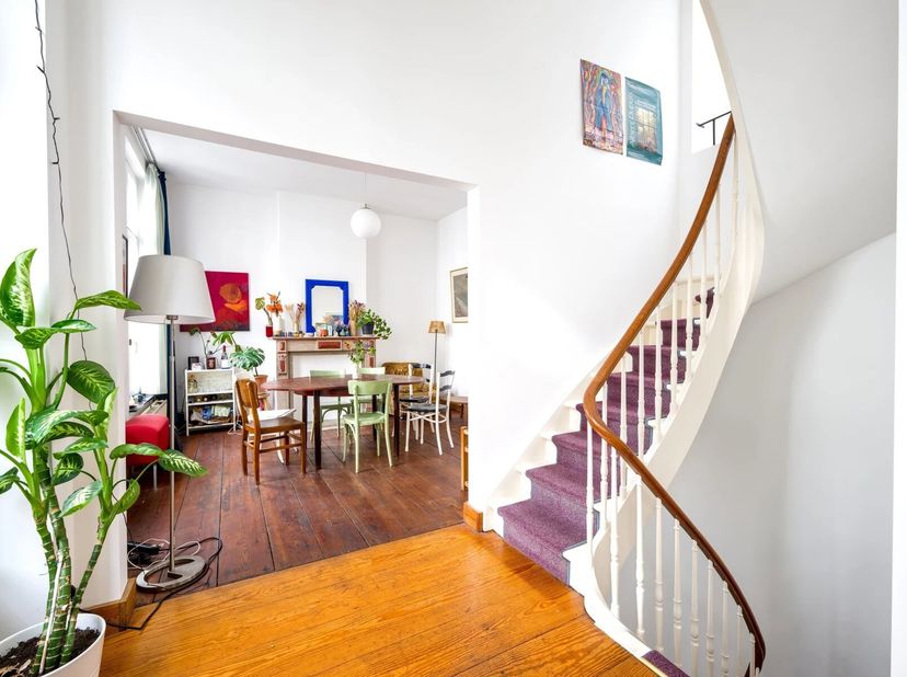 Ideaal gelegen in het hart van de Sint-Katelijnewijk stelt Victoire Junot u deze charmante, volledig gerenoveerde woning voor met een totale bruto opp