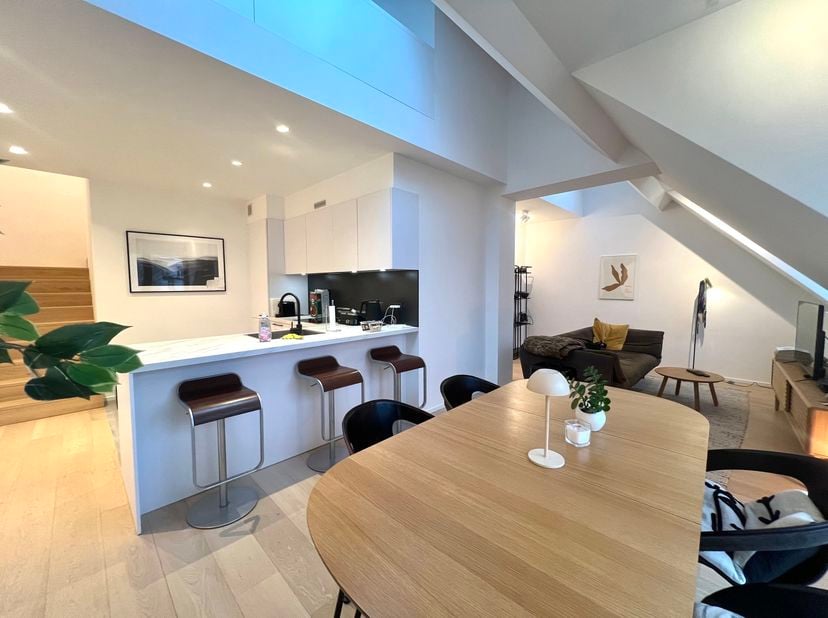 BRUXELLES – A proximité du Parc Royal, lumineux APPARTEMENT duplex (1ch/1sdb) de ± 64m² meublé, situé au 3ème étage d’une charmante maison bourgeoise